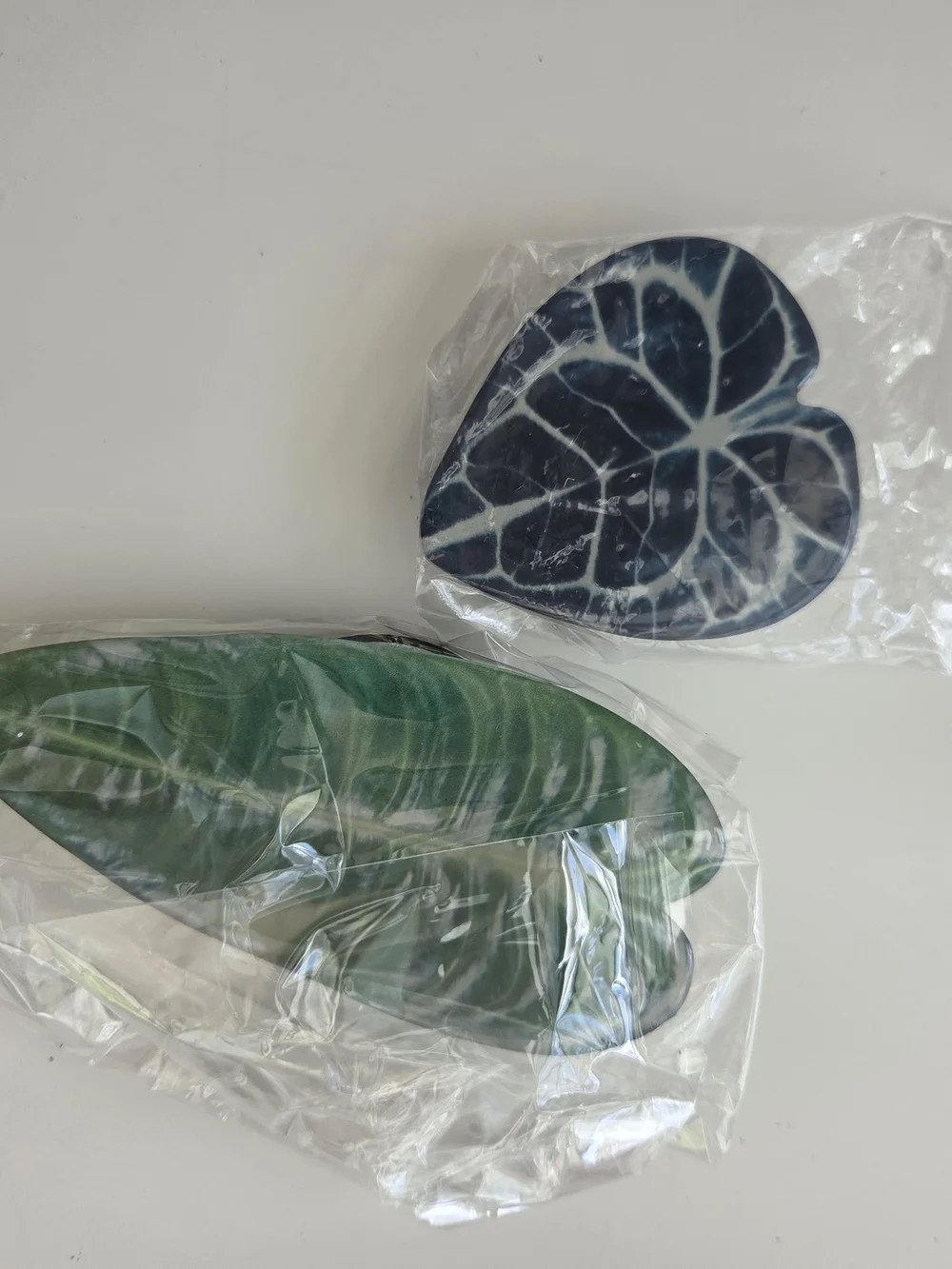 Set of 2 Leaf-Shaped Pop Sockets in Deep Green and Indigo
